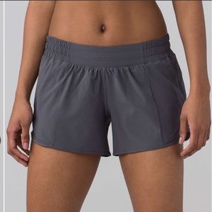 Lululemon Hotty Hot Short II 4” in Dark Carbon (Size 6)